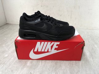 PAIR OF MEN'S NIKE AIR MAX SC IN TRIPLE BLACK - SIZE 7.5: LOCATION - I6