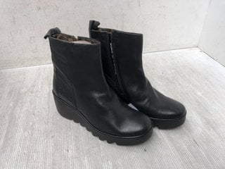 FLY LONDON BLACK LEATHER BOOTS - SIZE 7.5: LOCATION - I5