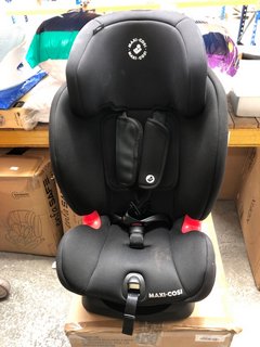 MAXI COSI CAR SEAT IN BLACK: LOCATION - I2