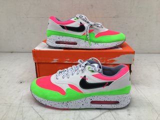 NIKE AIR MAX 1 86 OG TRAINERS IN NEON GREEN/PINK/WHITE - UK 8: LOCATION - H16