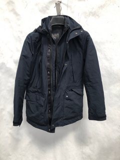 M&S MEN'S WATERPROOF HOODED JACKET IN NAVY - UK M: LOCATION - H13