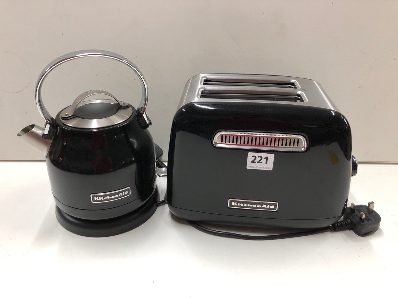 John Pye Auctions KITCHEN AID KETTLE AND TOASTER BUNDLE