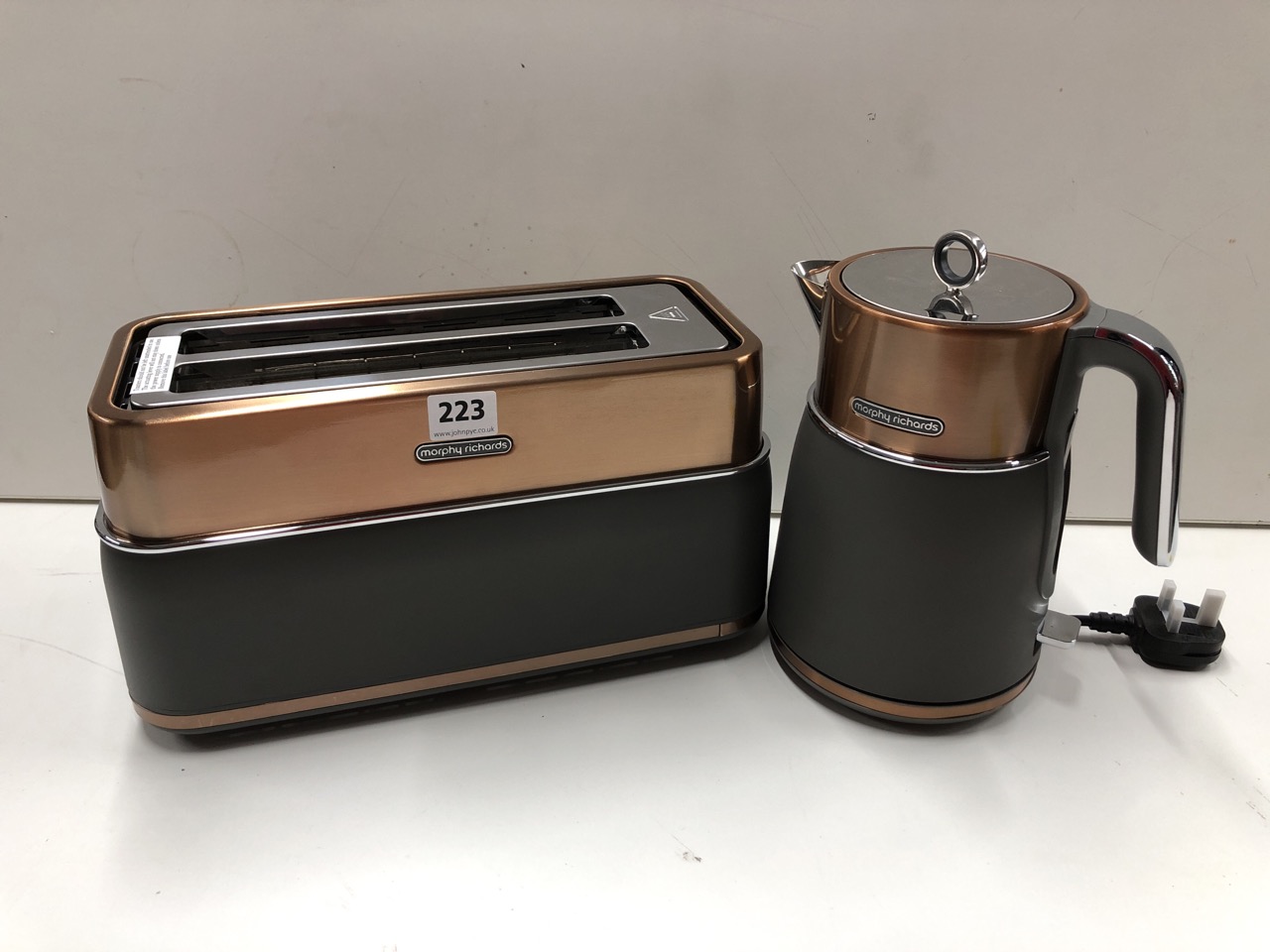 John Pye Auctions MORPHY RICHARDS KETTLE AND TOASTER BUNDLE