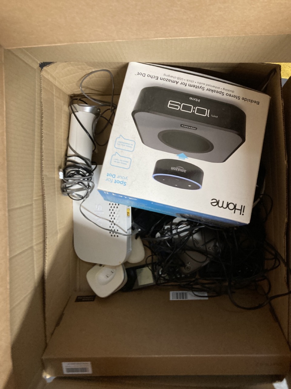 John Pye Auctions BOX OF HOMEWARES TO INCLUDE IHOME BEDSIDE STEREO