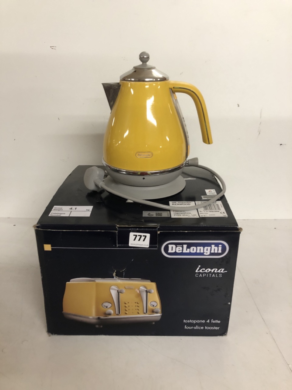 John Pye Auctions DELONGHI ICONA CAPITALS MATCHING KETTLE & 4 SLICE TOASTER