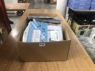 BOX OF INFLATABLE POOL CHAIRS