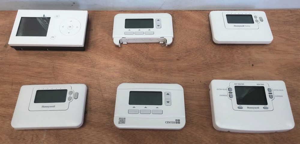 John Pye Auctions - QUANTITY OF ROOM THERMOSTATS TO INCLUDE CENTER WIRED PROGRAMMABLE  ROOM THERMOSTAT
