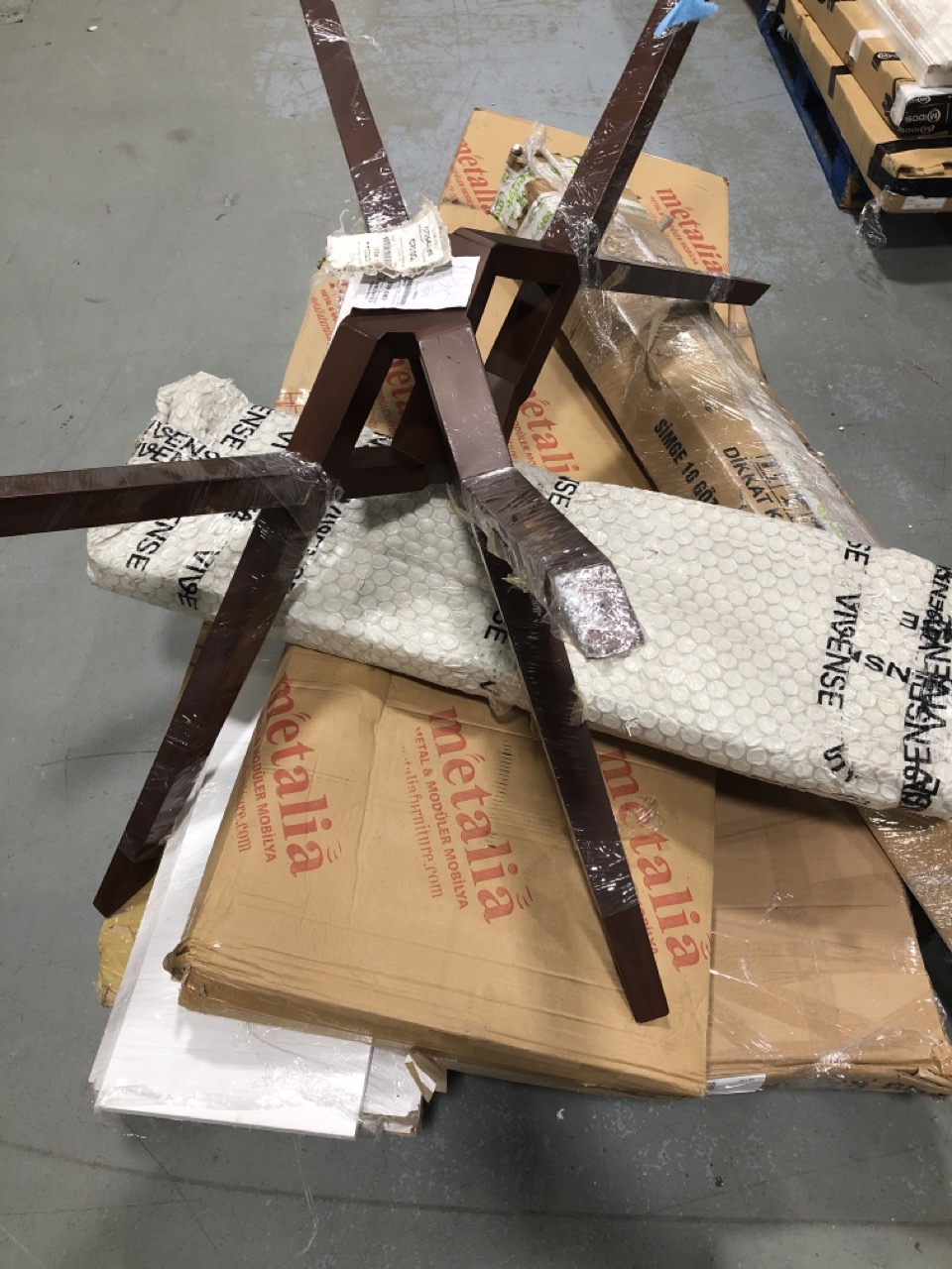 John Pye Auctions 1 X PALLET OF FURNITURE PARTS TO INCLUDE