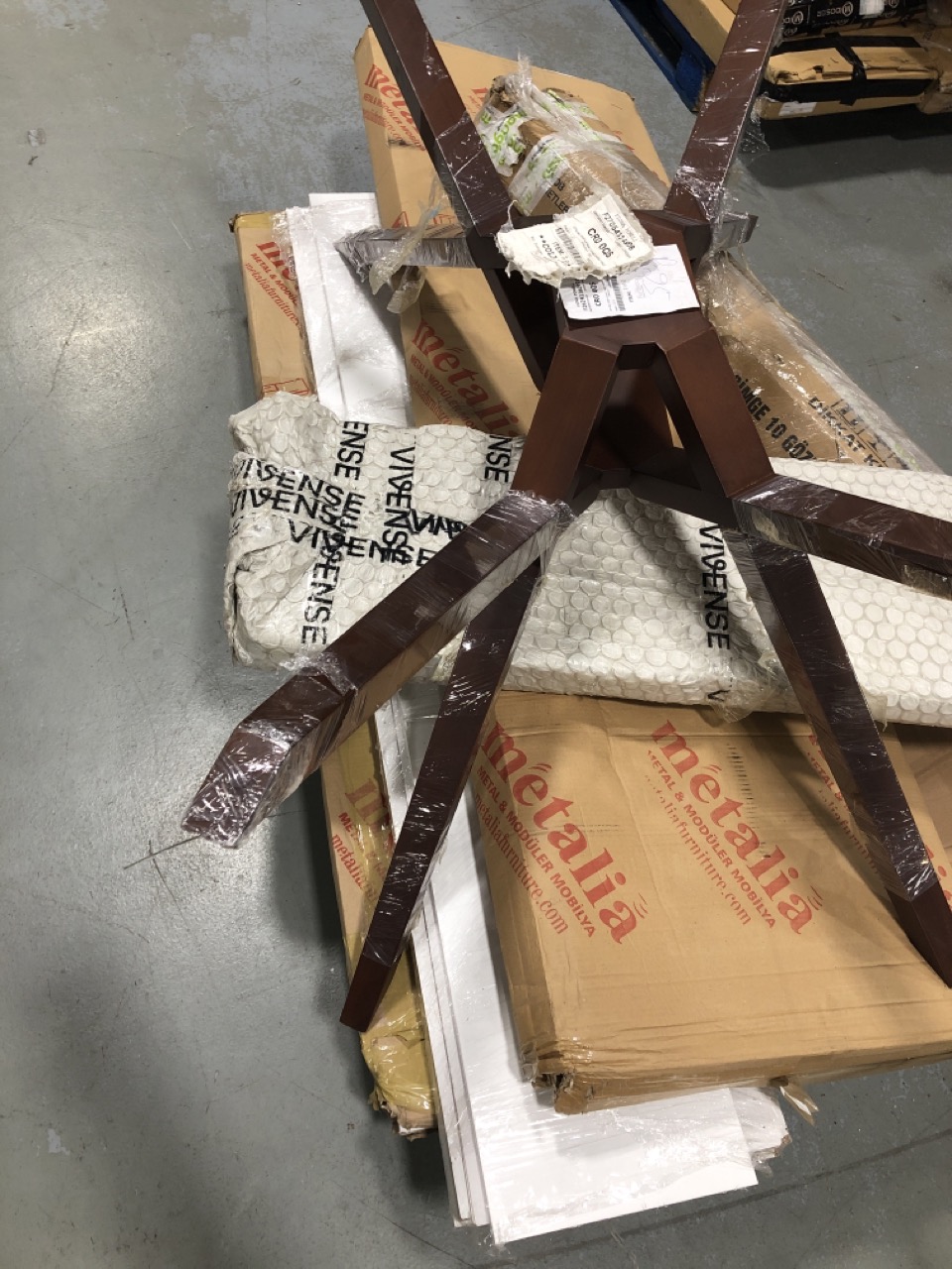 John Pye Auctions 1 X PALLET OF FURNITURE PARTS TO INCLUDE