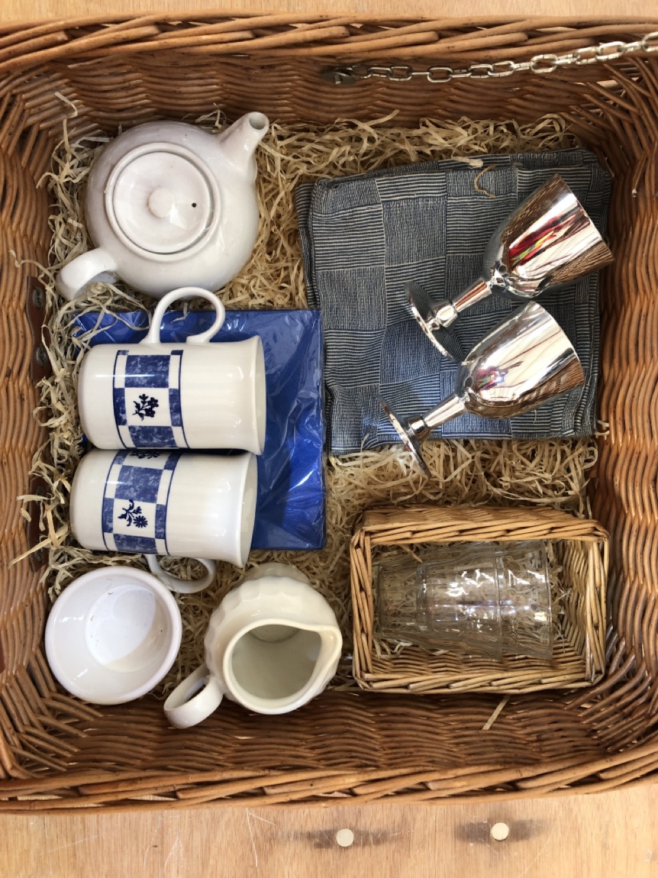 John Pye Auctions A BESPOKE VINTAGE STYLE PICNIC SET IN A WICKER CASE