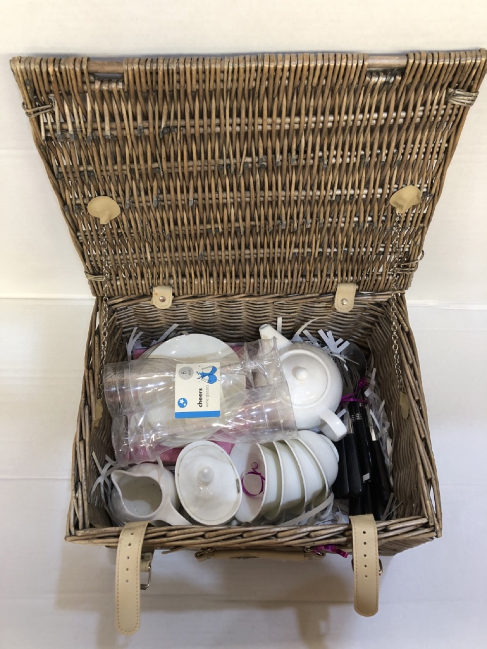 John Pye Auctions A BESPOKE VINTAGE STYLE PICNIC SET IN A WICKER CASE