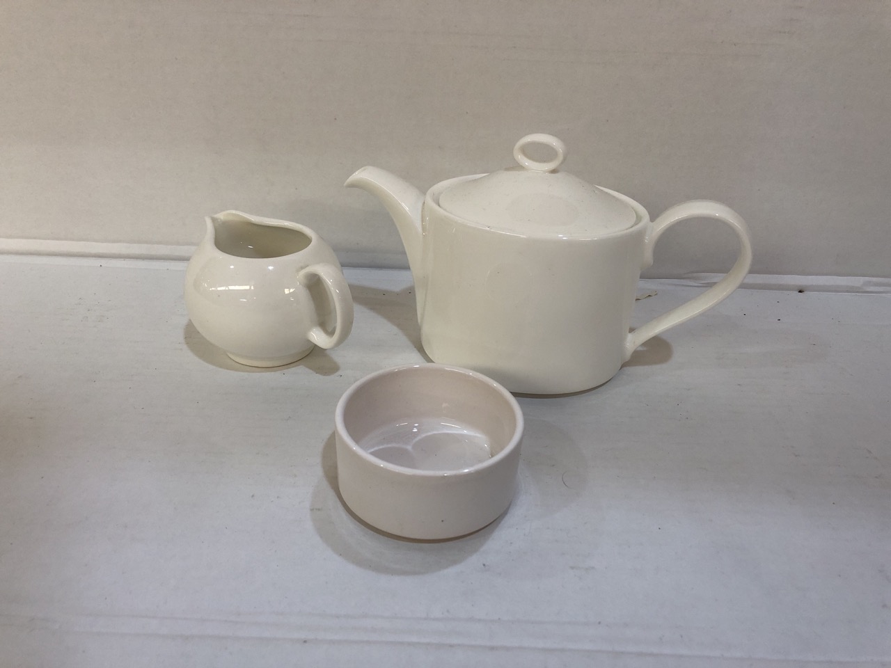 John Pye Auctions A BESPOKE VINTAGE STYLE PICNIC SET IN A WICKER CASE