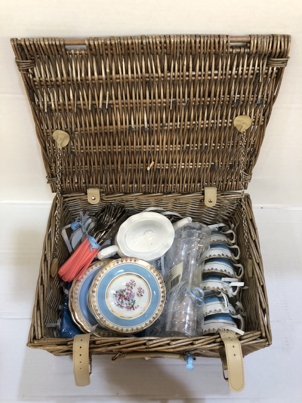 John Pye Auctions A BESPOKE VINTAGE STYLE PICNIC SET IN A WICKER CASE