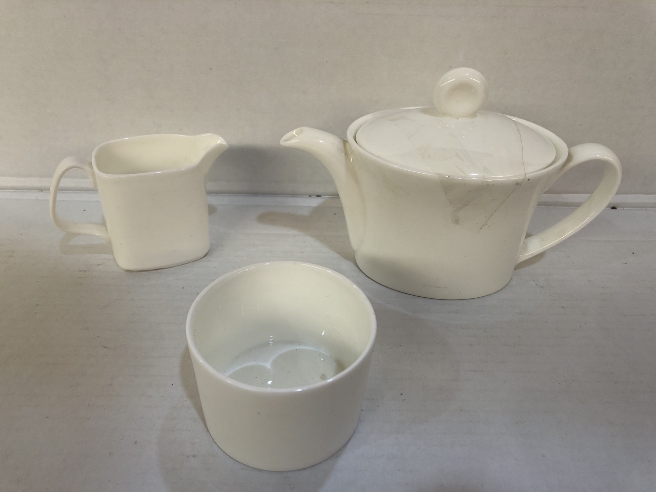 John Pye Auctions A BESPOKE VINTAGE STYLE PICNIC SET IN A WICKER CASE