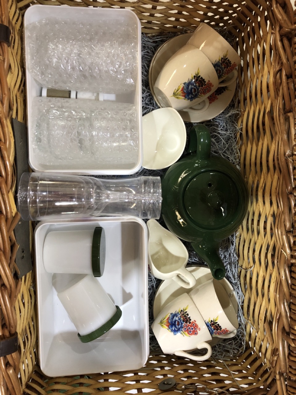 John Pye Auctions A BESPOKE VINTAGE STYLE PICNIC SET IN A WICKER CASE