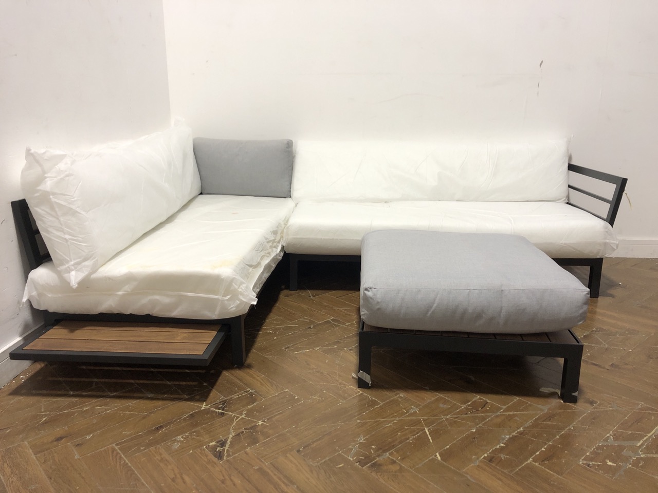 John Pye Auctions JOHN LEWIS PLATFORM MODULAR 4 SEAT GARDEN LOUNGE