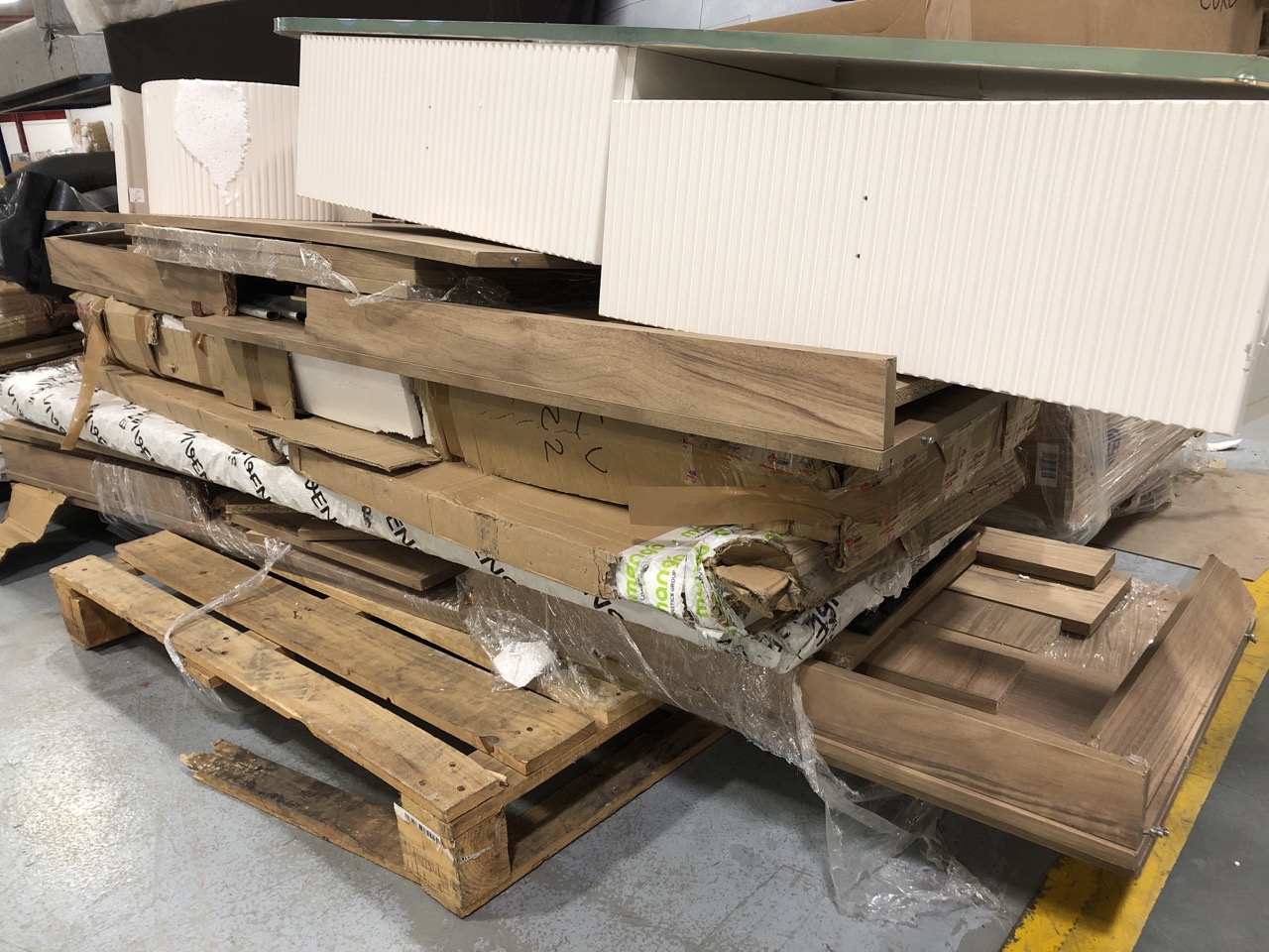 John Pye Auctions PALLET OF FURNITURE PARTS TO INCLUDE