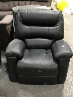 LA-Z-BOY STATEN LEATHER MANUAL RECLINER CHAIR IN BLACK - RRP £1649: LOCATION - B7