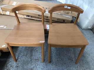 PAIR OF LA REDOUTE TRADITIONAL STYLE DINING CHAIRS IN OAK: LOCATION - D2