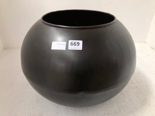 NKUKU.COM LARGE ENDO RECLAIMED IRON GLOBE PLANTER - RRP £125: LOCATION - CR