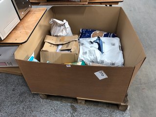 PALLET OF ASSORTED PET ITEMS TO INCLUDE DODSEN & HORRELL MIXED CHICKEN FEED (BBE: 03/24): LOCATION - D6 (KERBSIDE PALLET DELIVERY)