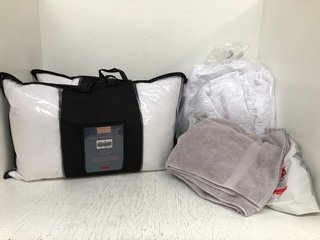JOHN LEWIS & PARTNERS 4 X ASSORTED BEDDING ITEMS TO INCLUDE 2 X BRITISH GOOSE DOWN PILLOWS: LOCATION - H5