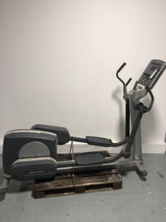 LIFE FITNESS 95XI COMMERCIAL CROSS TRAINER RRP £5435
