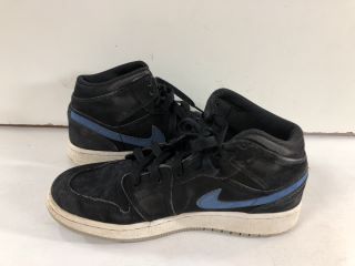 NIKE TRAINERS SIZE 4.5