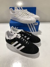 ADIDAS GAZELLE TRAINERS IN BLACK / WHITE / GOLD SIZE 5.5 TO INCLUDE ADIDAS GAZELLE TRAINERS IN WHITE / GOLD SIZE 9.5 (ROW 1)