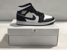 NIKE AIR WOMEN'S JORDAN 1 MID TRAINERS IN BLACK / WHITE SIZE 7 - RRP £139.95 (ROW 1)