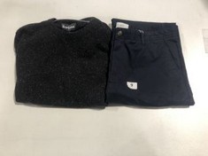 LES DEUX MENS JARED TWILL CHINO PANTS IN NAVY SIZE 34 / 32 TO INCLUDE BARBOUR TISBURY CREW NECK JUMPER IN BLACK SIZE XL (ROW 1)