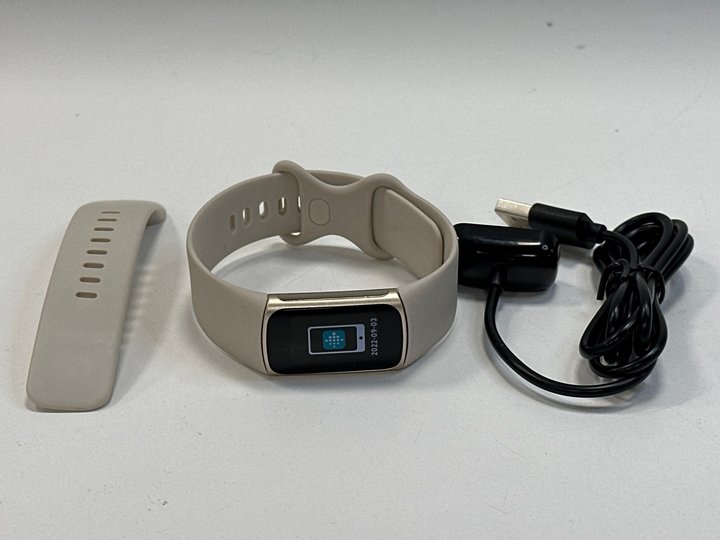 John Pye Auctions FITBIT CHARGE 5 FITNESS TRACKER IN GOLD/LUNAR WHITE