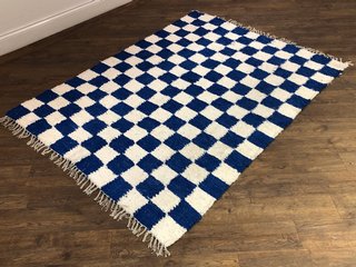 CHECKERBOARD BLUE AND WHITE 5' X 7' FLOOR RUG - RRP £169: LOCATION - B7
