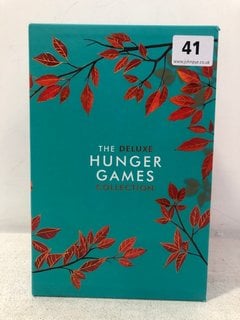 THE DELUXE HUNGER GAMES BOOK COLLECTION: LOCATION - E1