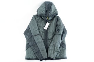 C.P. COMPANY OUTLINE OUTERWEAR MEDIUM JACKET IN GREEN SIZE: XXXL RRP - £275: LOCATION - E1*