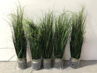 5 X POTTED FAUX INDOOR/OUTDOOR GRASS PLANTS: LOCATION - A1
