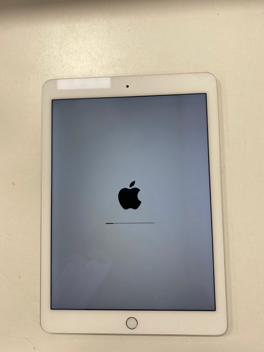 John Pye Auctions APPLE IPAD AIR 2 32GB TABLET WITH WIFI IN SILVER