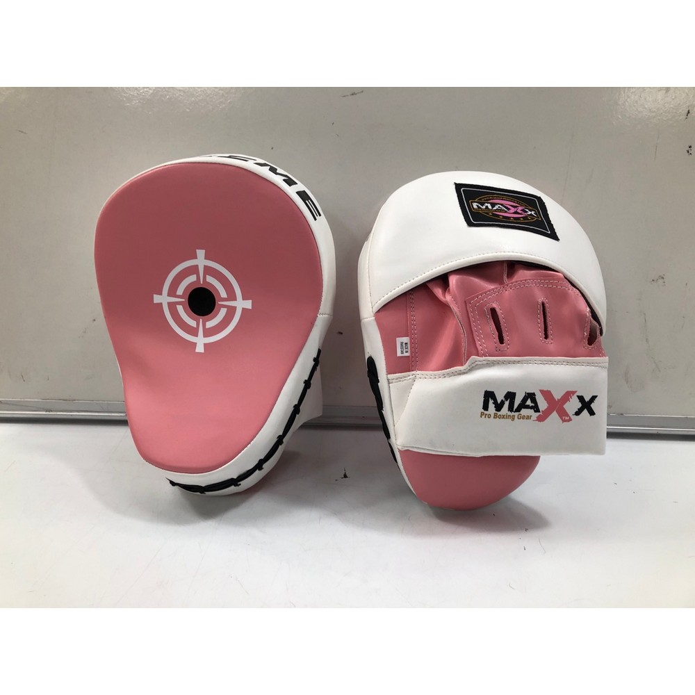 John Pye Auctions BOX OF ASSORTED SPORT ITEMS TO INCLUDE MAXX PRO