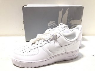 NIKE AIR FORCE 1 TRAINERS IN WHITE SIZE: 8: LOCATION - A1 FRONT