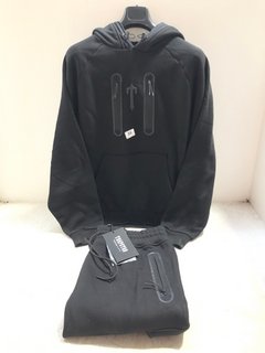 TRAPSTAR LOGO PRINT HOODIE AND ADJUSTABLE CUFF TRACKSUIT IN BLACK SIZE: L RRP - £165: LOCATION - A1*
