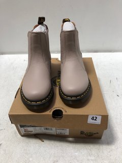 DR MARTENS 2976 CHELSEA BOOTS IN TAUPE SIZE: 5 RRP - £169: LOCATION - A1*