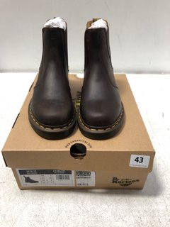 DR MARTENS CHILDRENS 2976 YS CHELSEA BOOTS IN DARK BROWN SIZE: 3: LOCATION - A1*