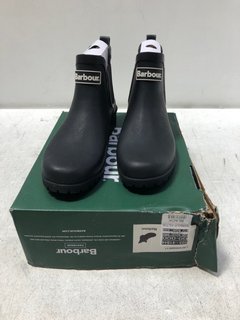 BARBOUR WILTON ANKLE WELLIES IN BLACK SIZE: 6: LOCATION - A1*