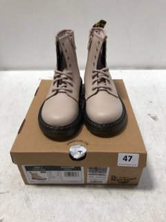 DR MARTENS CHILDRENS 1460 J LACE UP AND SIDE ZIP UP BOOTS IN VINTAGE TAUPE SIZE: 13: LOCATION - A1*