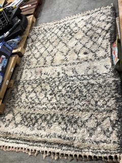 LA REDOUTE BERBER STYLE FRINGED RUG IN GREY/CREAM: LOCATION - BR22