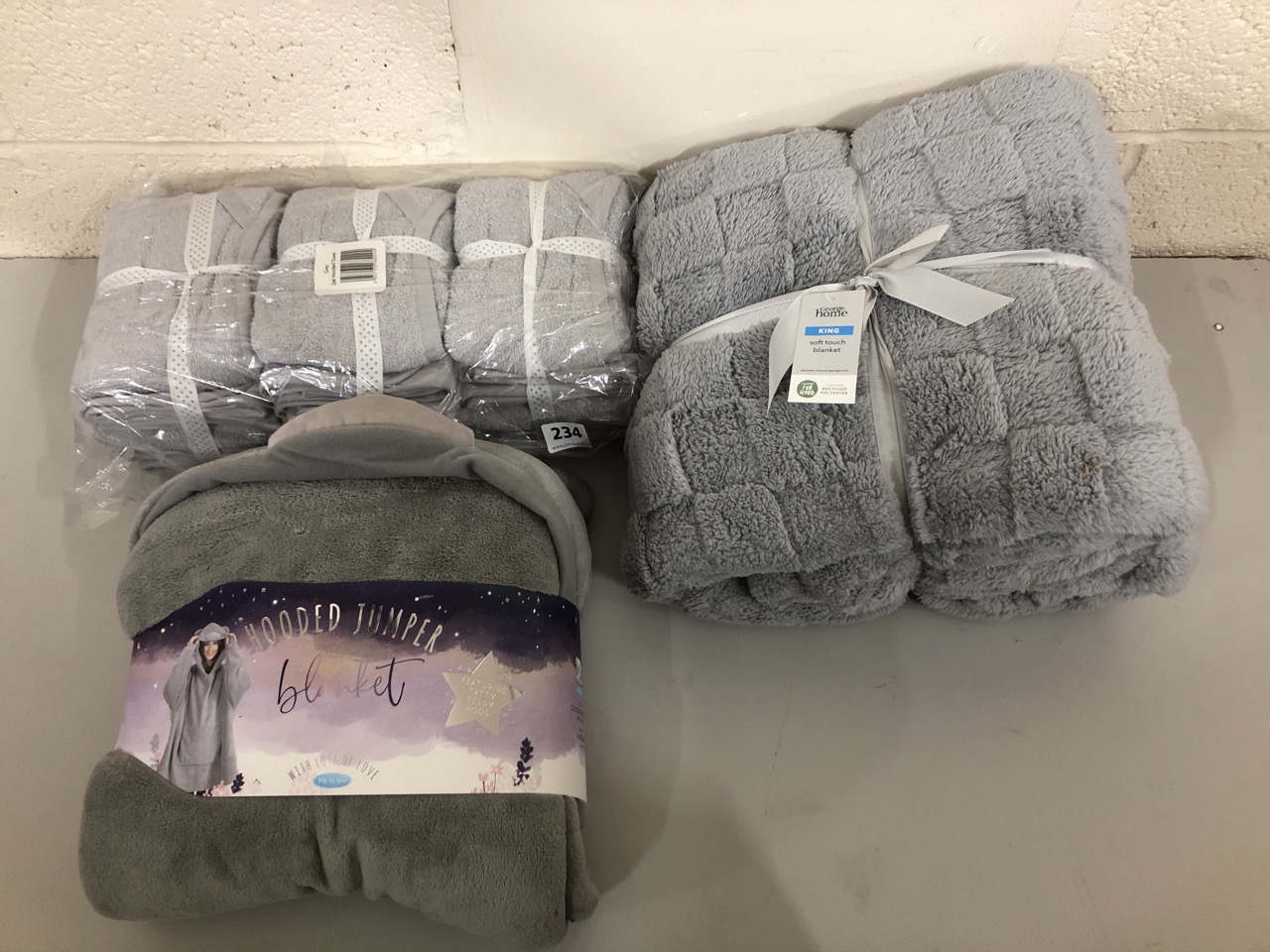 John Pye Auctions QTY OF ASSORTED ITEMS INC HOODED JUMPER BLANKET