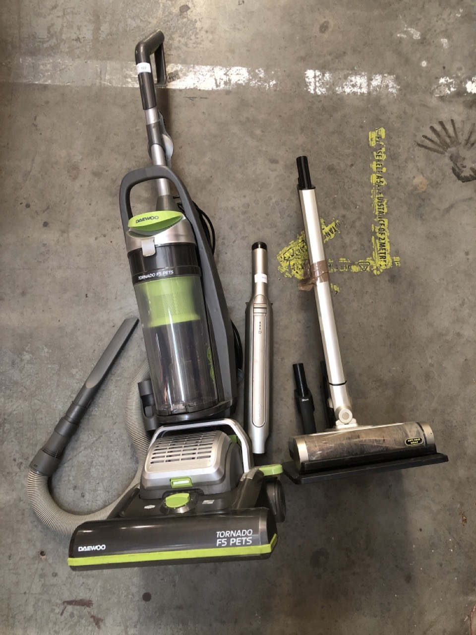 John Pye Auctions SHARK STICK VACUUM + DAEWOO TORNADO F5 PET VACUUM
