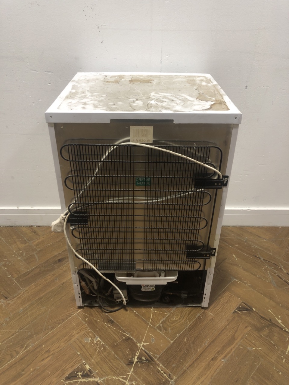 John Pye Auctions 1 X BEKO UNDERCOUNTER REFRIGERATOR AND 1 X PALLET OF ASSORTED CLEANING ITEMS