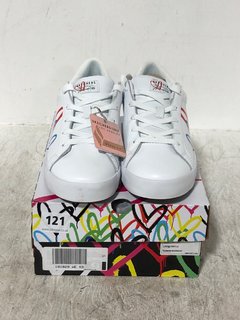 SKECHERS LOS ANGELES PRINTED LEATHER LACE UP TRAINERS IN WHITE SIZE: 6: LOCATION - D2