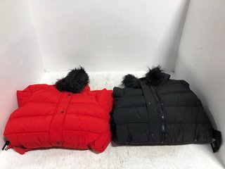 2 X ASSORTED WOMENS REGATTA FAUX FUR HOOD ZIP UP COATS IN RED AND BLACK SIZE: 10 AND 12: LOCATION - B5